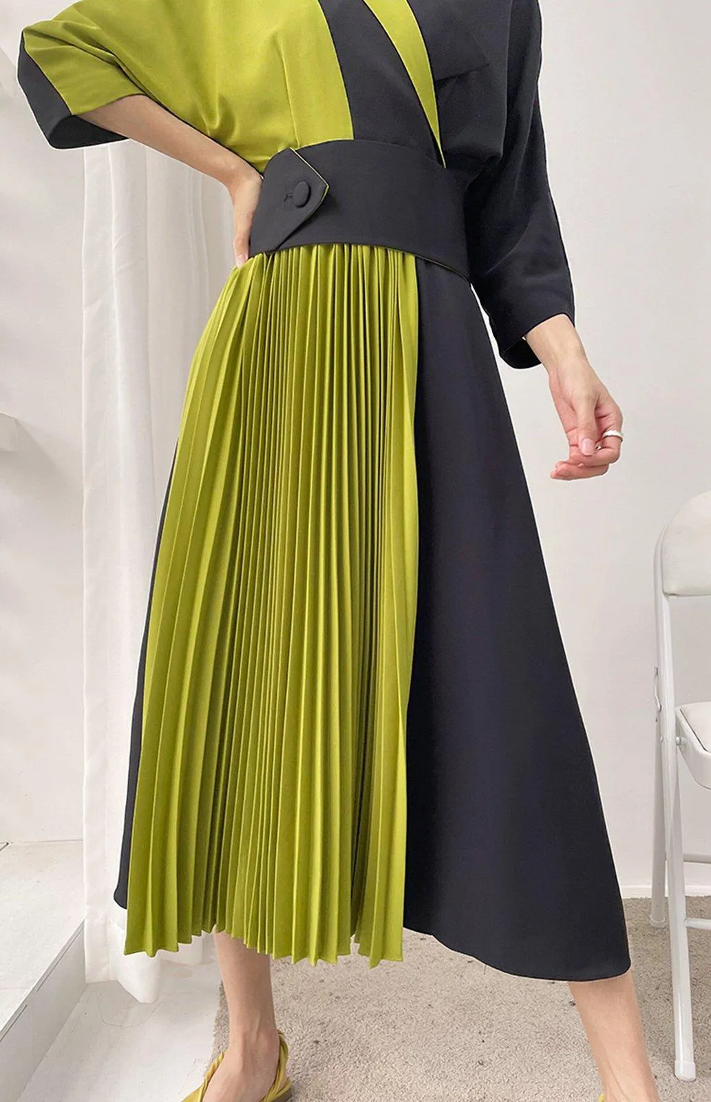 Color Block Three Quarter Sleeve Pleated Midi Dress