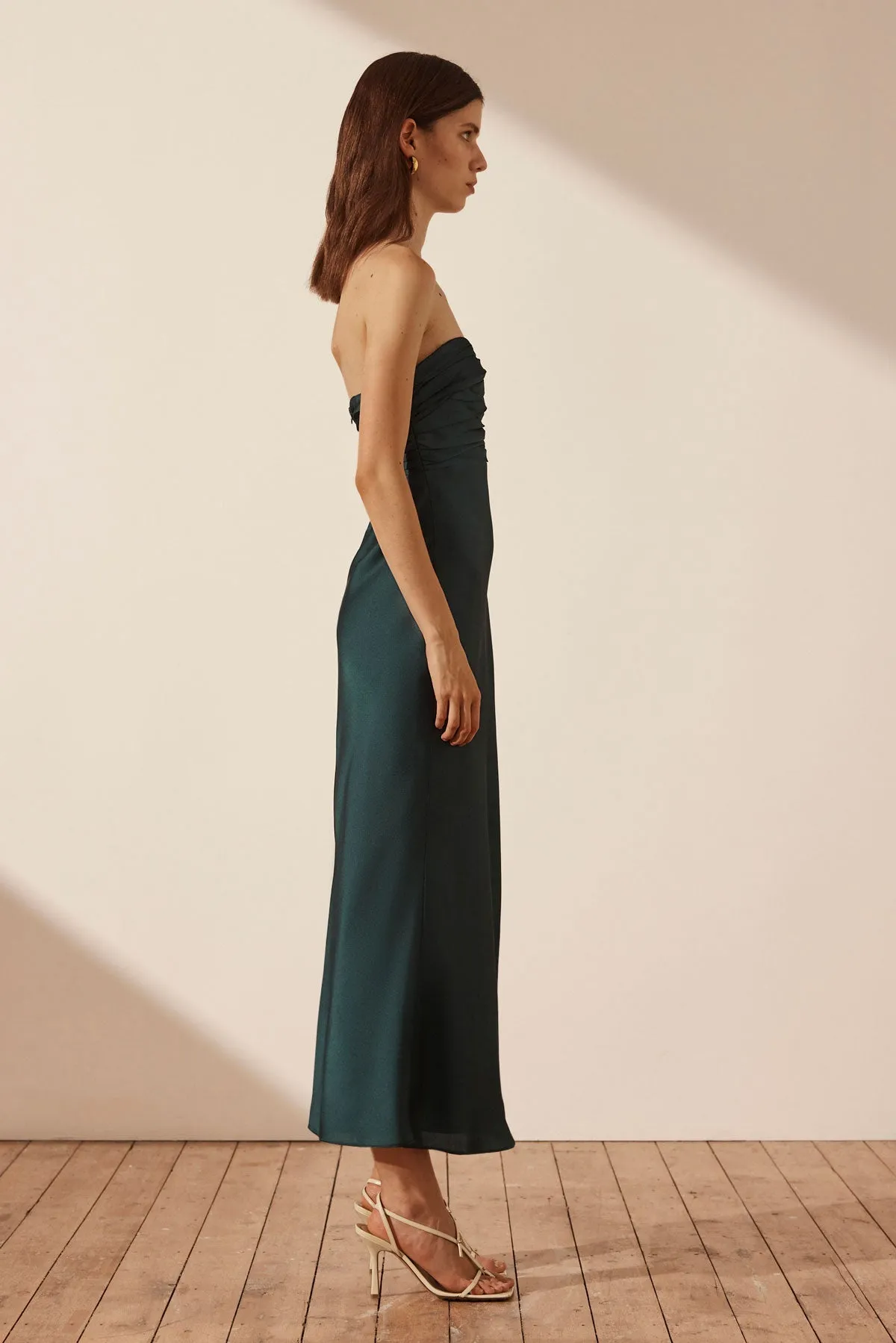 LUXE STRAPLESS RUCHED BODICE MIDI DRESS - EMERALD